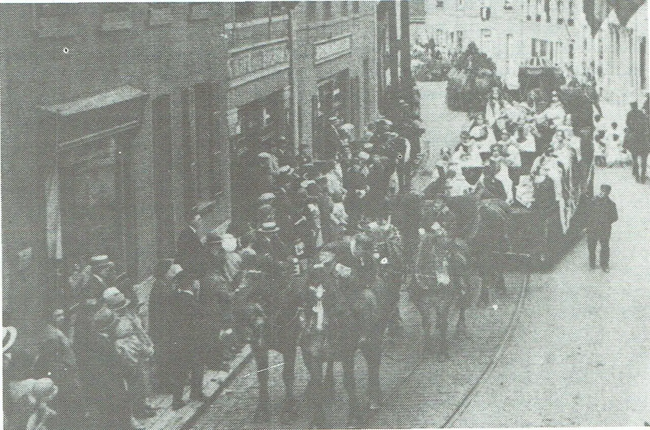 Wagens van de onafhankelijkheidsstoet van 1930 aan het Café des Sports, Haachtsesteenweg.