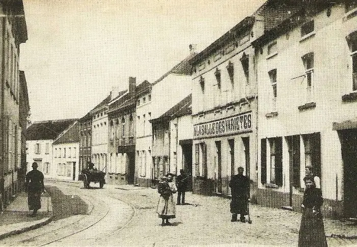 Oude prentkaart: drukke straat op de Oude Haachtsesteenweg.