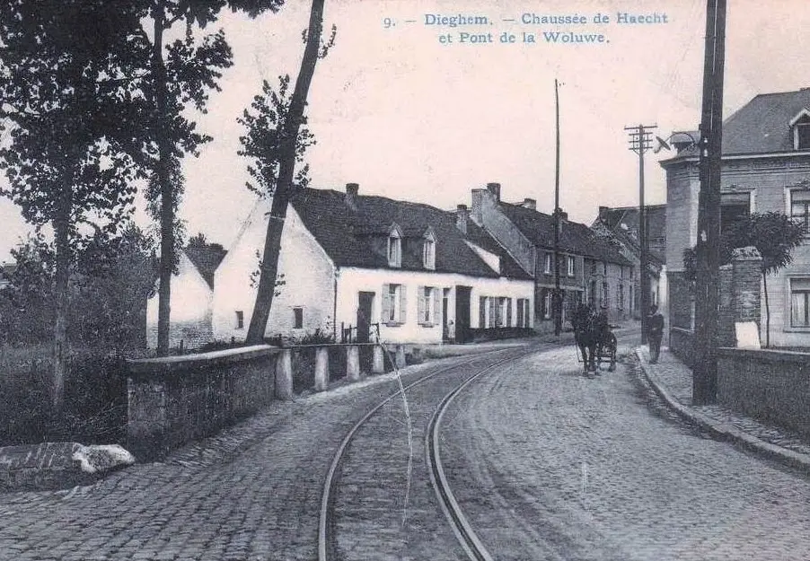 Oude prentkaart: kasseiweg met tramsporen.