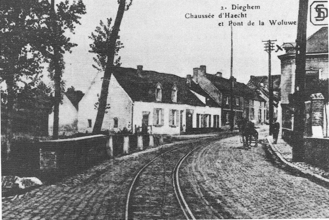 Die Voorde, Wiege des alten Diedeghem, wo Zoll für den Unterhalt der ’s Heerenstraat gezahlt wurde. Links das Häuschen von Maria Milde, rechts Refragor.