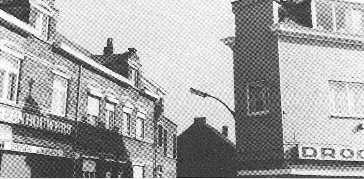Das Kreuz auf dem Haus Schoevaerts (Haachtsesteenweg) erinnert an den früheren «Cruyswegh».