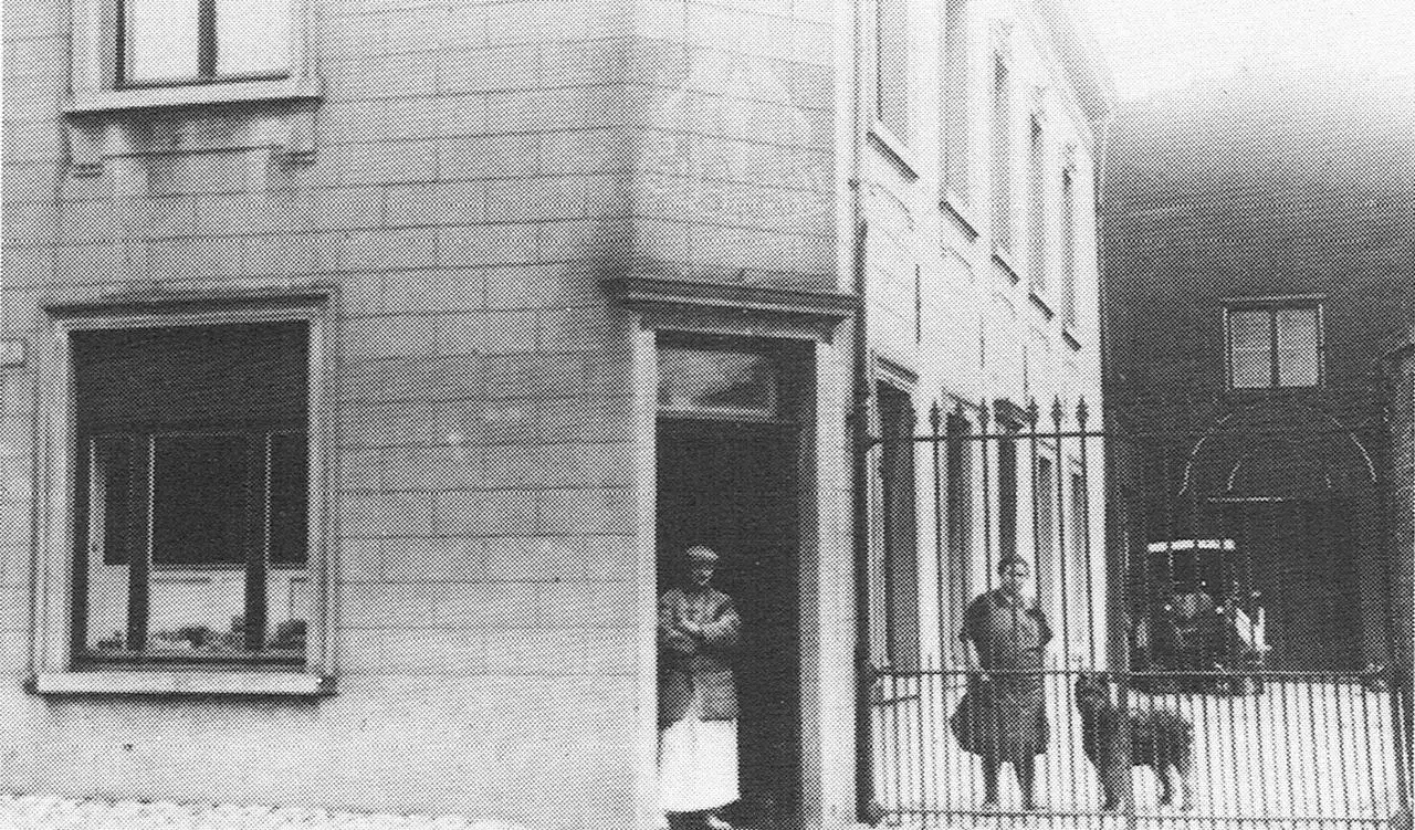 Die Bäckerei Bonaventure, früher Café Billard; rechts der Saal Refragor, später eine freie Fläche neben Somers.
