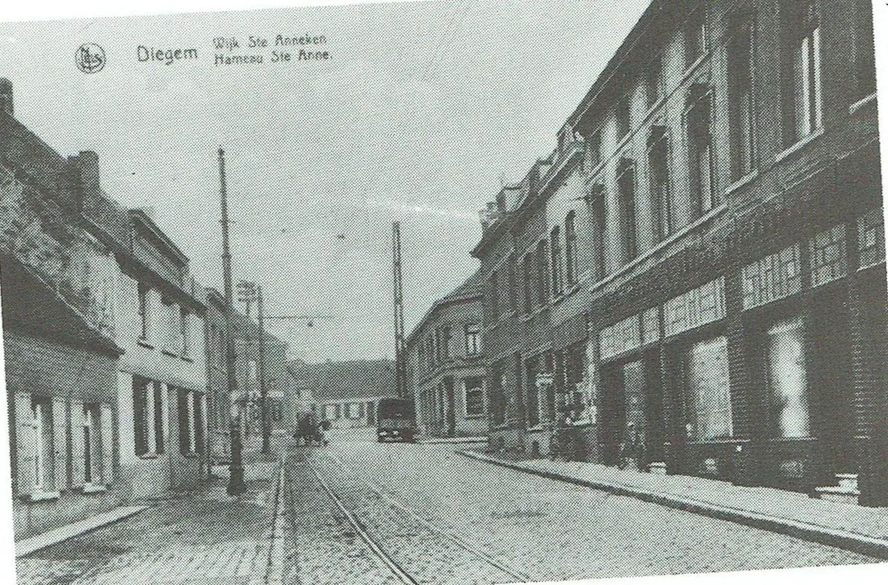 Der Haachtsesteenweg bei Somers, links das St.-Anna-Viertel (Broekstraat).