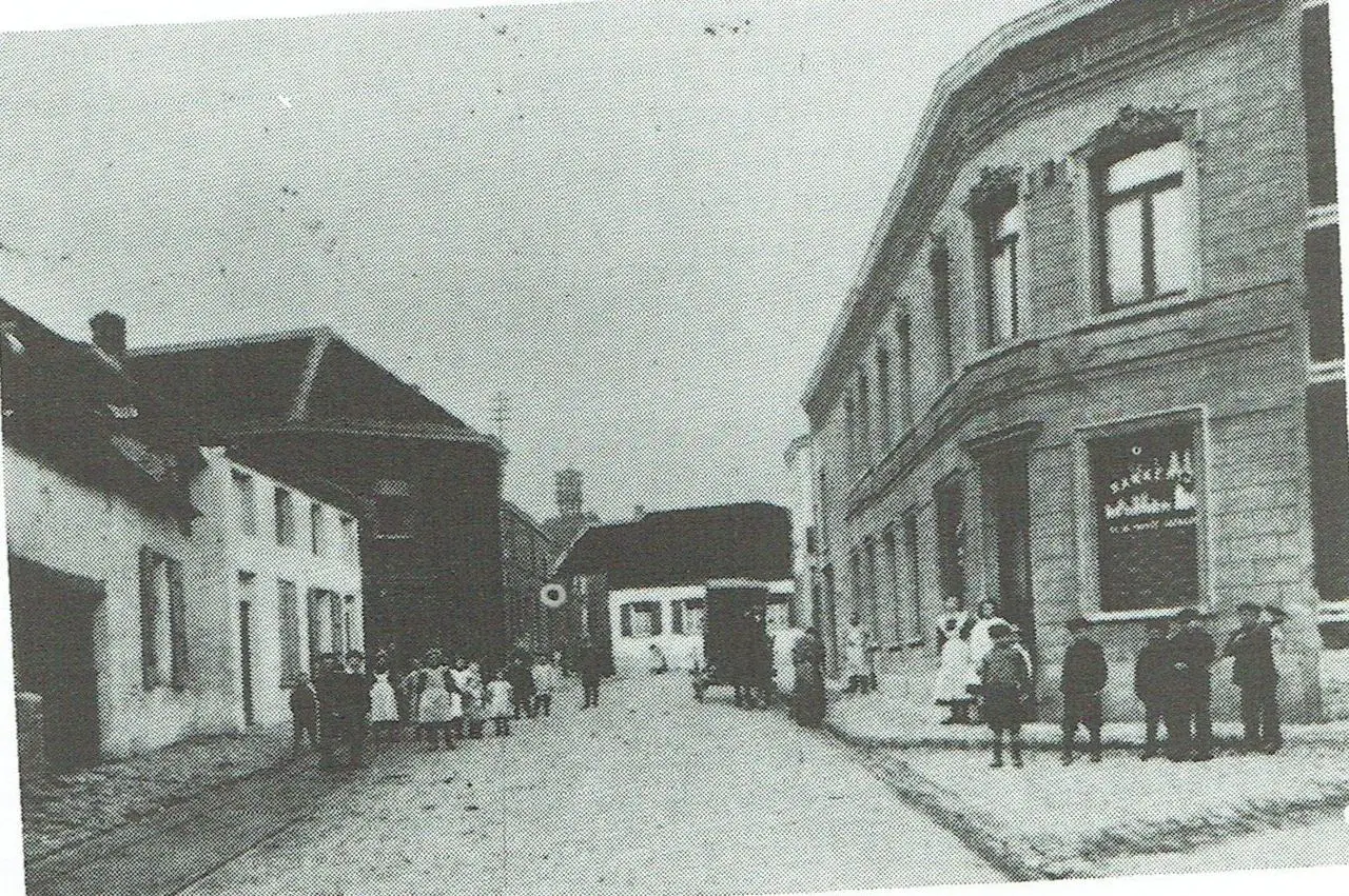 Die frühere «Kreuzung» von Haachtsesteenweg, Molen-, Broek- und Schetsstraat. Rechts das Wirtshaus «In ’t Steene Kruis» (J. Wouters-Poels) neben der Bäckerei Edmond De Troyer-Hofmans; links das Wirtshaus J. De Greef.