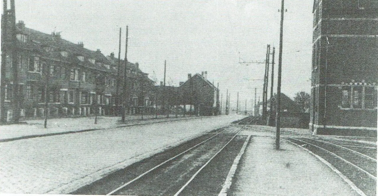 Der Haachtsesteenweg mit dem Straßenbahndepot rechts und dem Café «Bij Judith» hinten links.