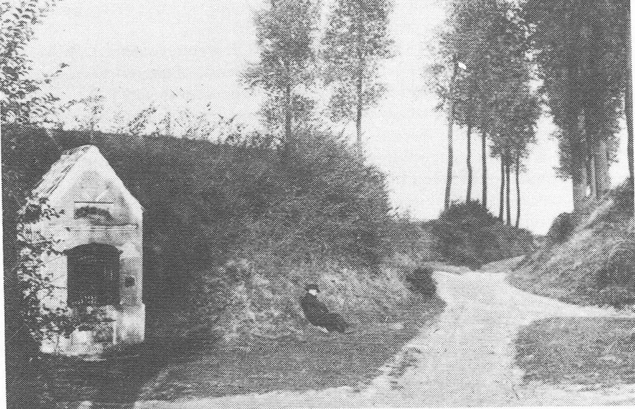 Merkwaardig kruispunt van holle wegen met een oude kapel, rond 1900 (Woluweweg).