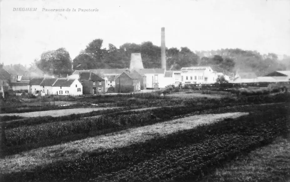 Oude foto van de papierfabriek en haar schoorsteen.