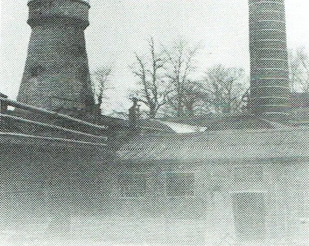 De windmolen van 1728 boven de fabriek.