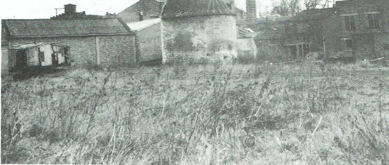 De kapel en de gebouwen van Bauwens in 1972.