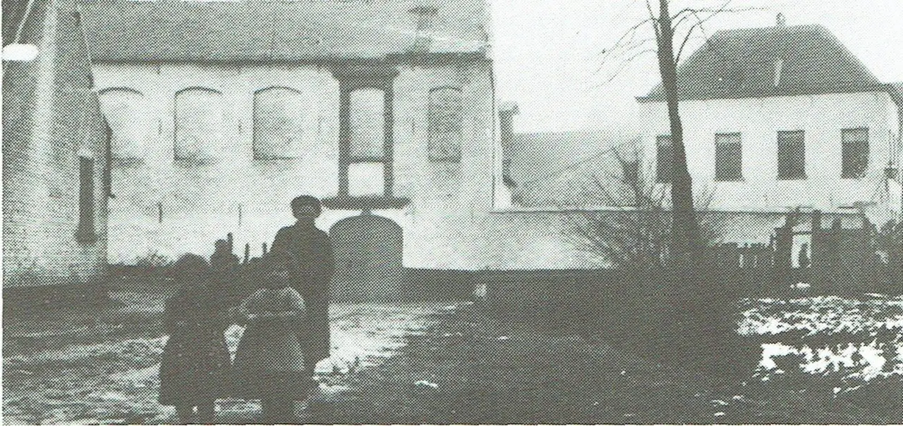 Ingang van de fabriek (1890); de kantoren rechts brandden af in 1905.