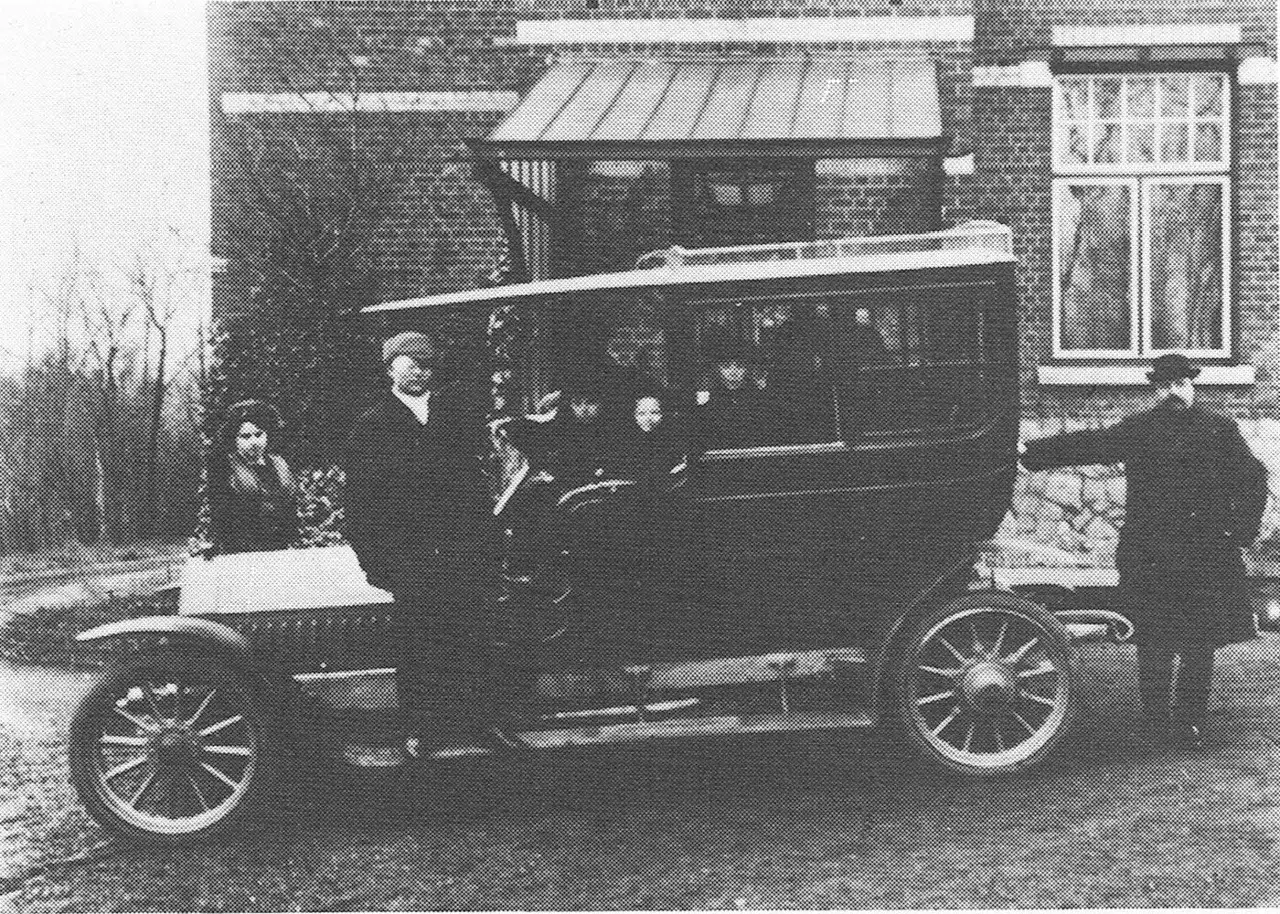 De eerste auto van de fabriek, een Peugeot (1909).