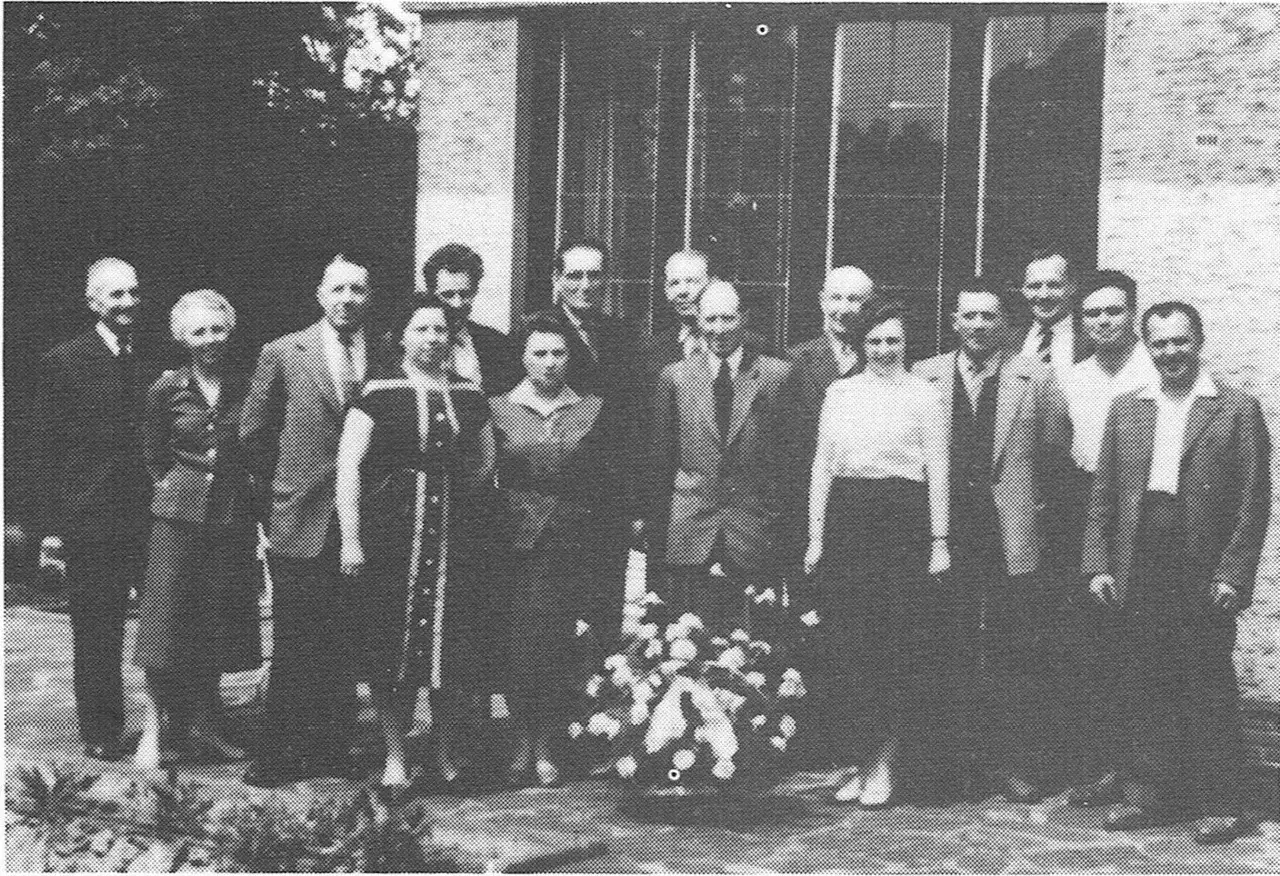 Het personeel bij het 75-jarig bestaan (mei 1957).