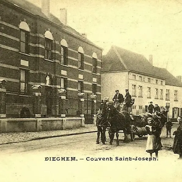 Oude prentkaart: het Sint-Jozefsklooster en de straat.