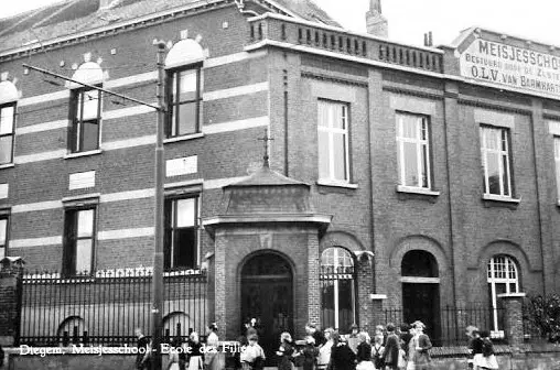 Oude foto: leerlingen voor de school.