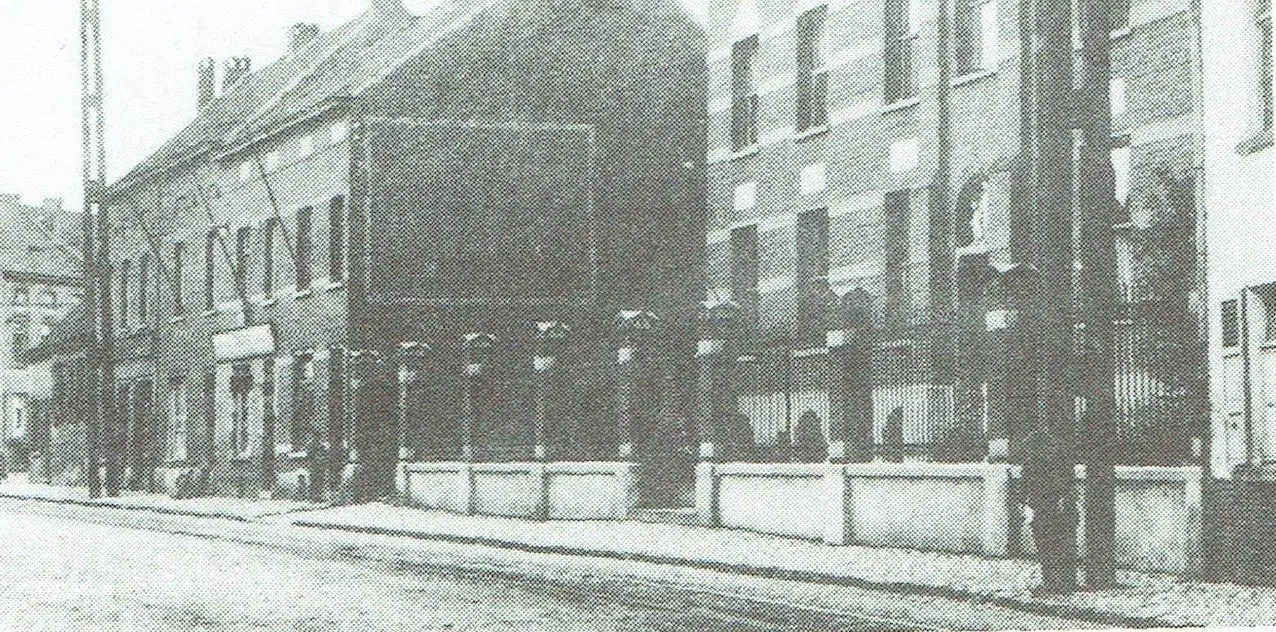 Die Haachtsesteenweg mit dem Sankt-Josef-Altenheim und der Schule (1927).