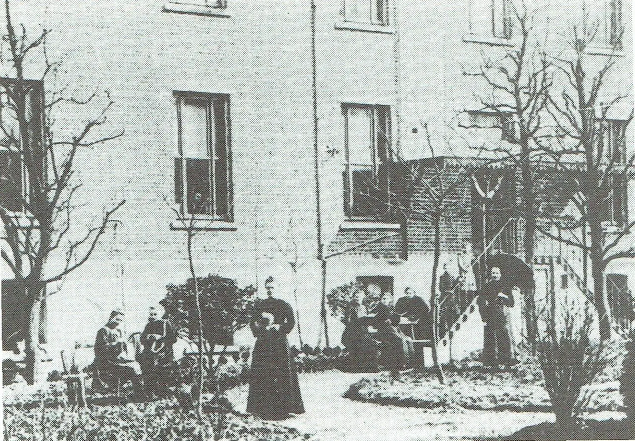 ‚Pensionnat de dames, jardin d'agrément‘ auf einer alten Postkarte (1910).