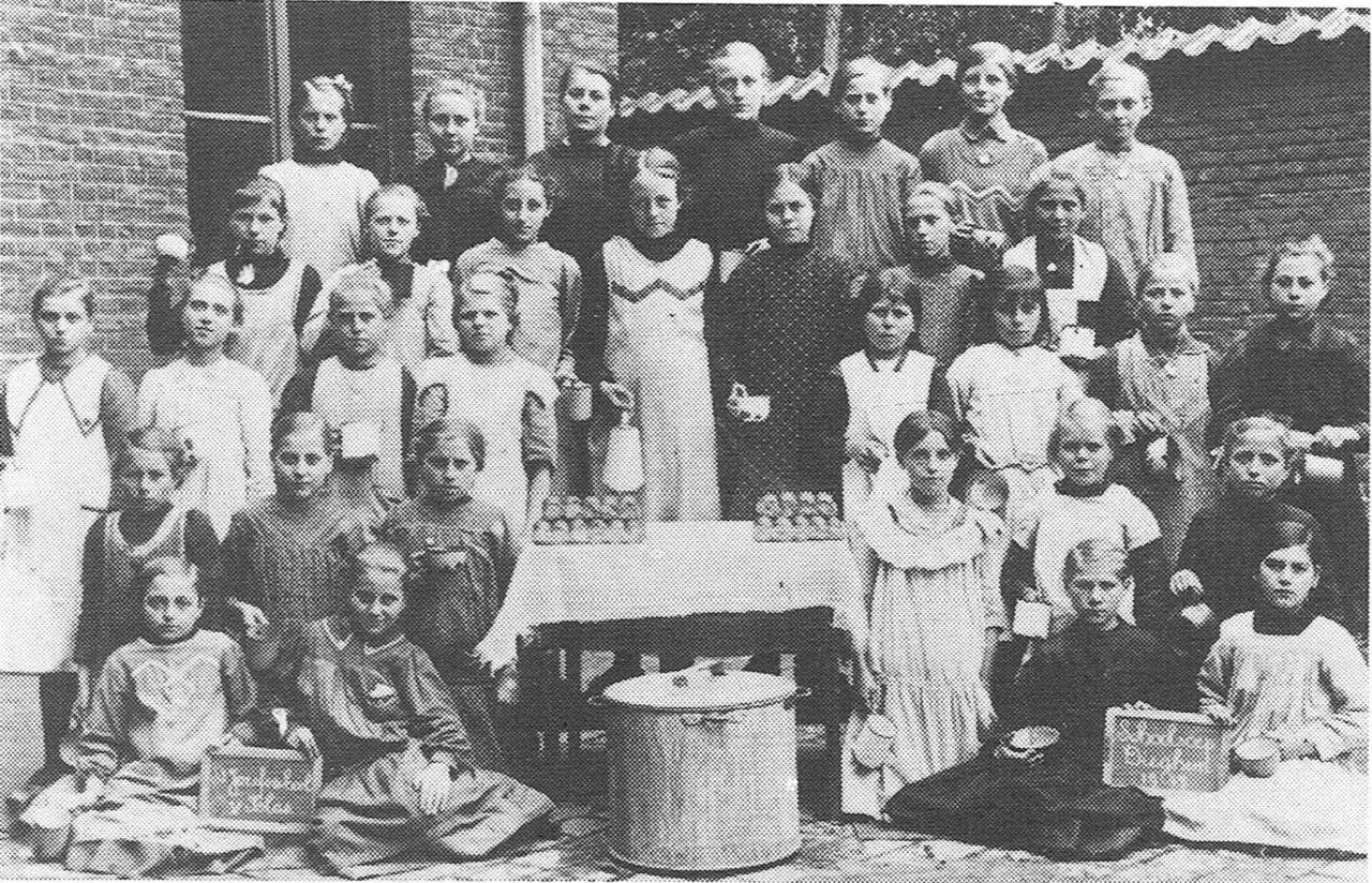 Sankt-Josef-Schule, 5. Klasse: Schulsuppe 1917.