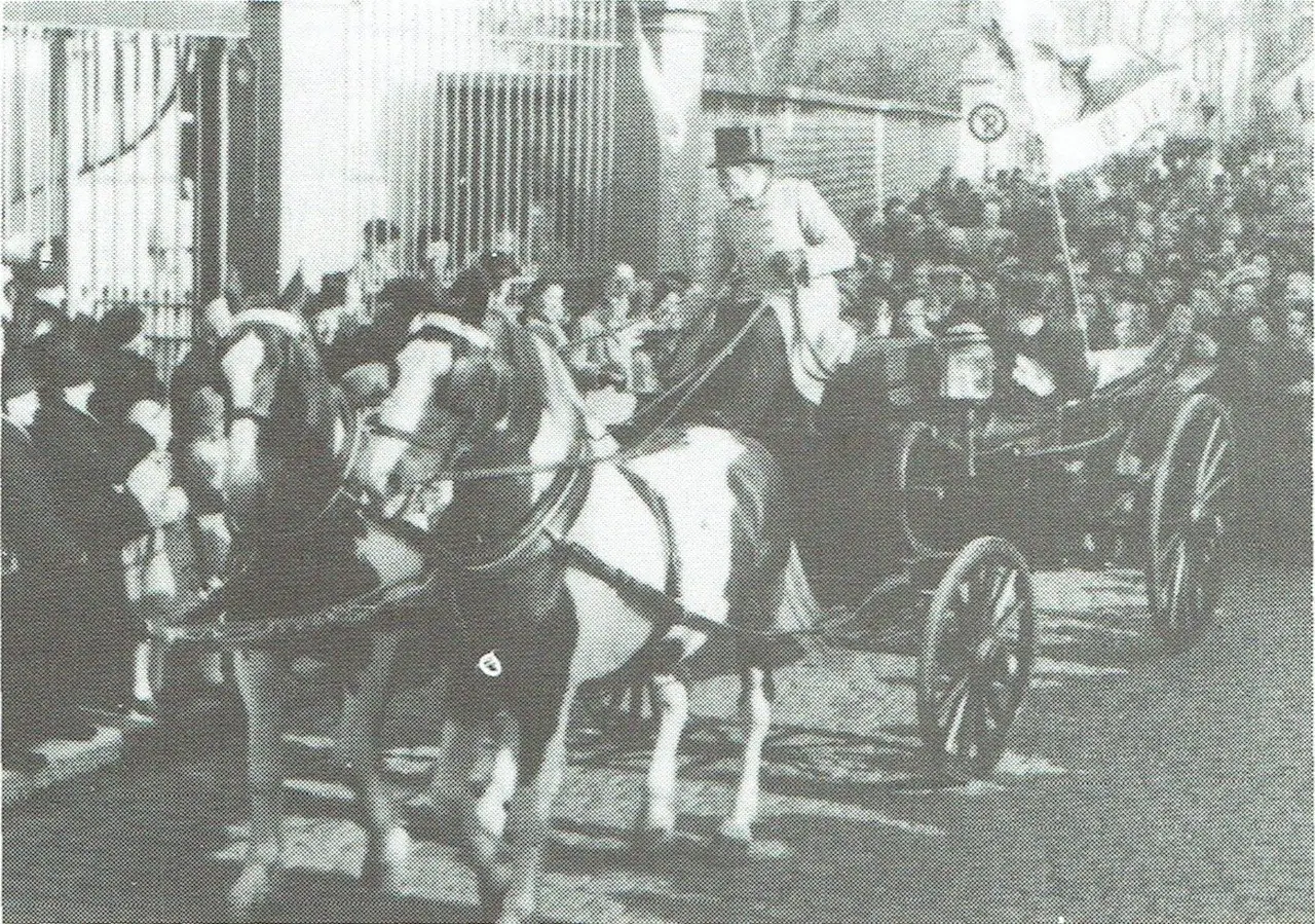 De nieuwe pastoor De Bruyn met paard en koets ingehaald (1952).
