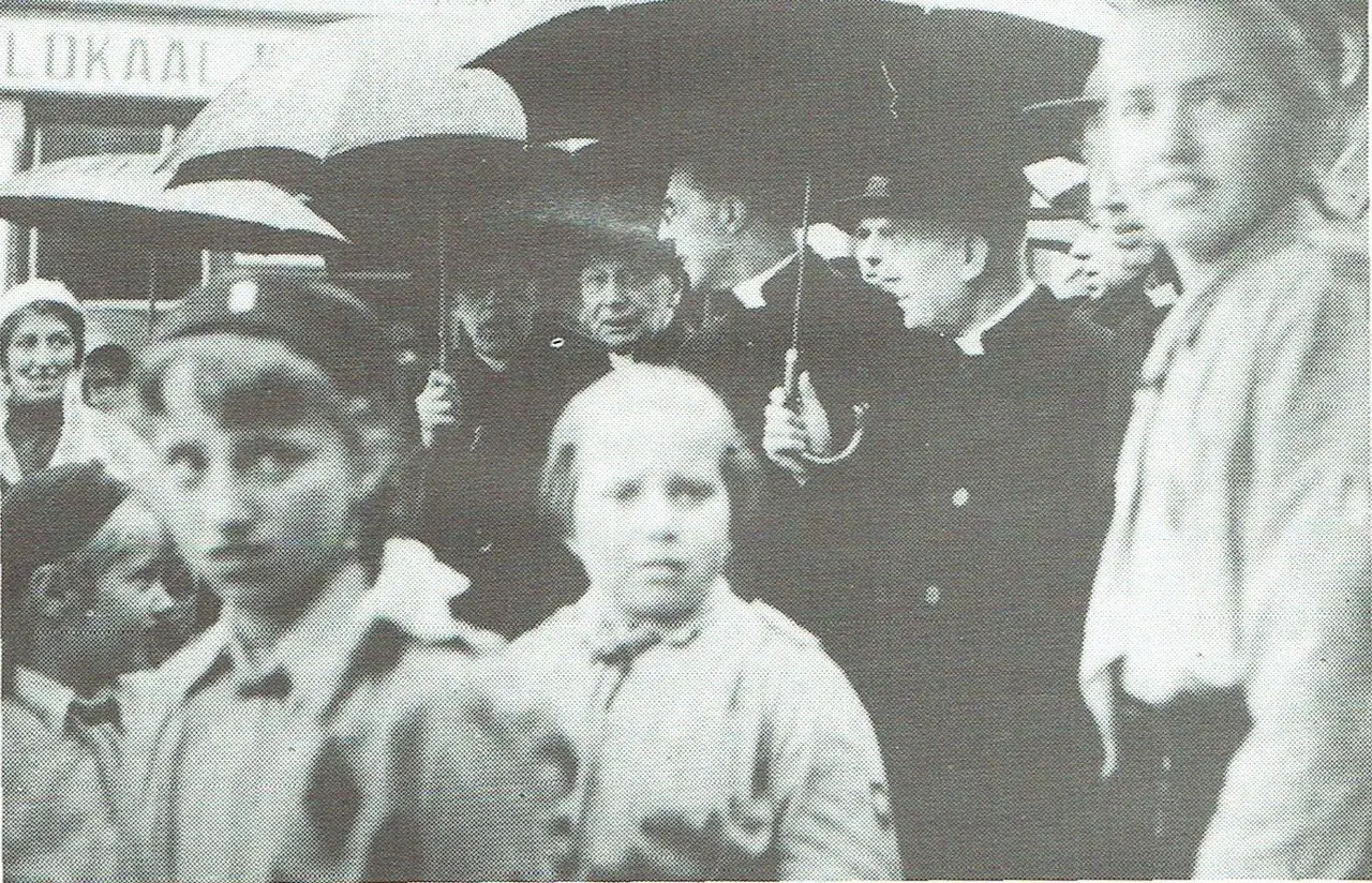 Wachten op pastoor De Bruyn aan café In de Drijpikkel (1952).