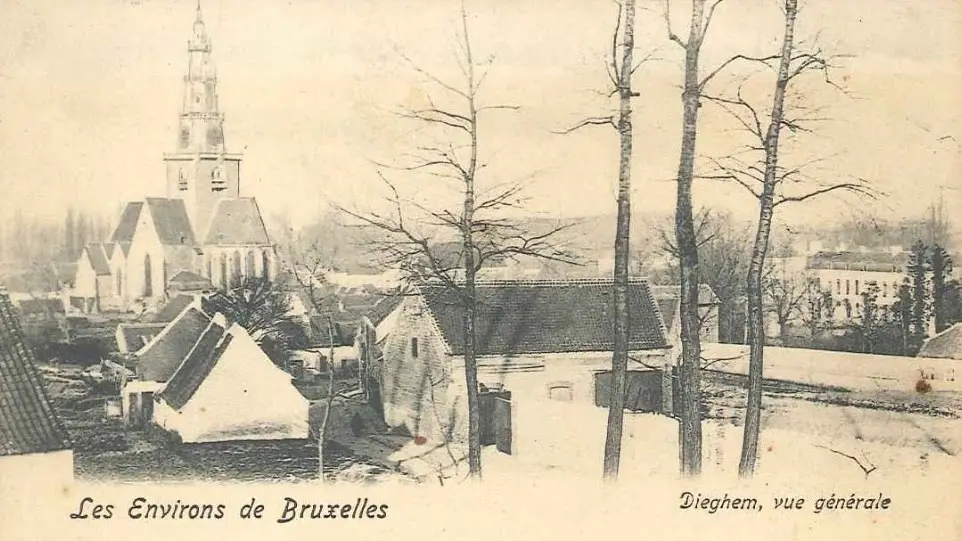 Oude prentkaart: algemeen zicht op Diegem in de winter, met de torenspits boven de daken.
