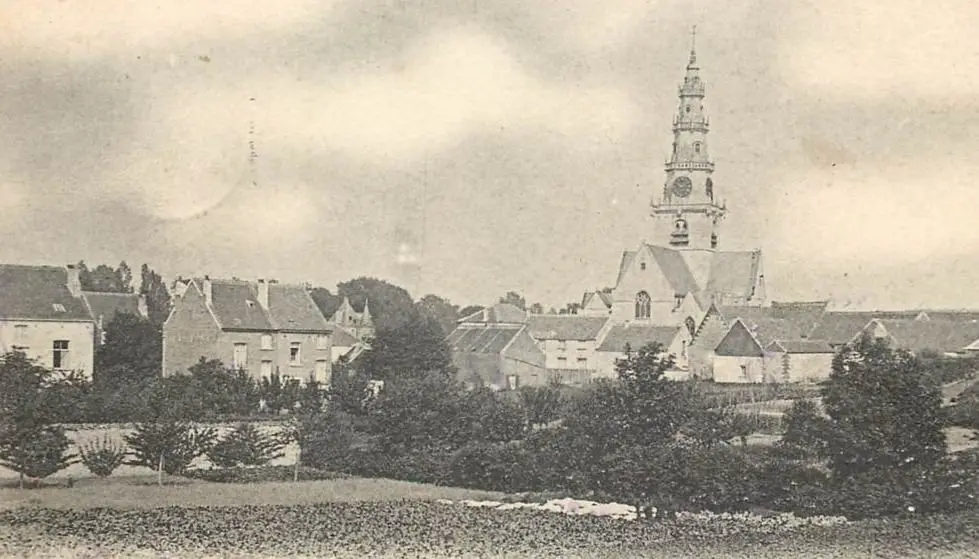 Oude prentkaart: Diegem met de torenspits boven de huizen.