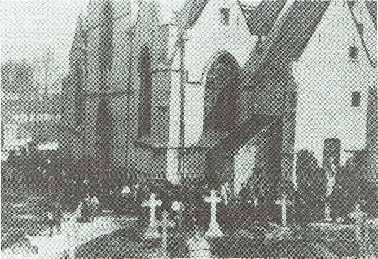 Ommegang rond de kerk in 1911.