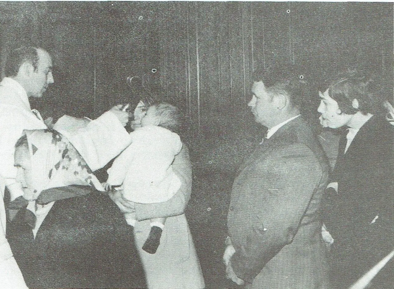 Ook kinderen vereren de relikwie, hier aangeboden door priester Edward Heymans.
