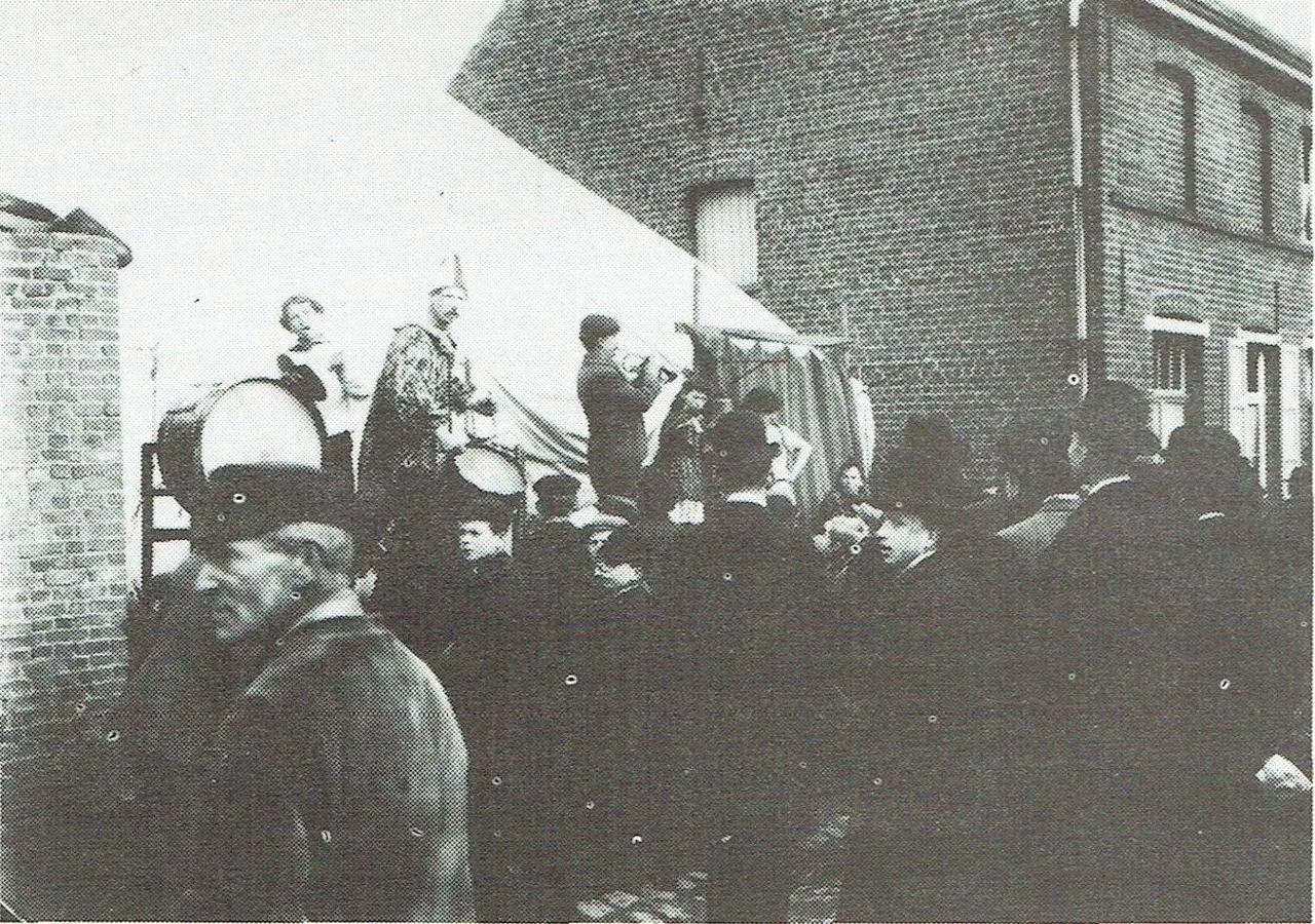 Rond 1900 kwamen zelfs tenten met kunstenmakers naar de kermis.