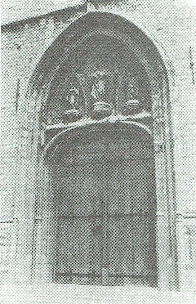 Die Leichenpforte in der Westfassade.