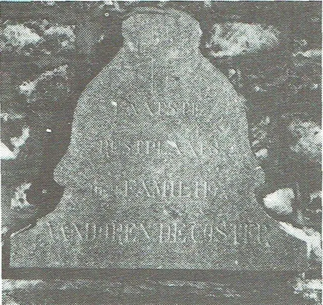 In der Südfassade: der Grabstein des Müllers Vandoren-Decoster.