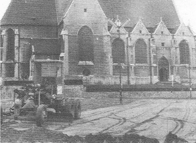 Der Kirchplatz wird gepflastert (1972).