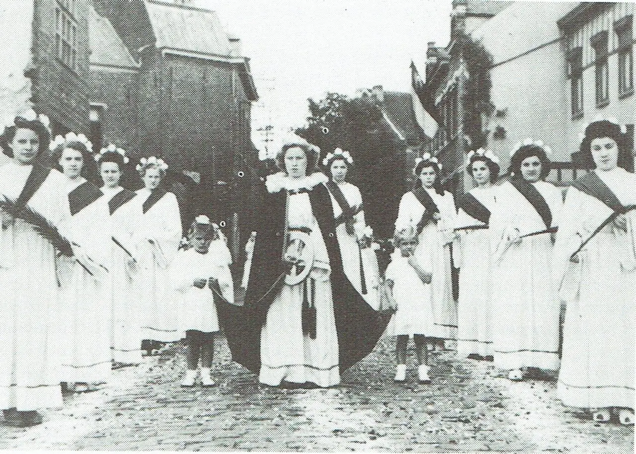 Die heilige Katharina als Prozessionsgruppe dargestellt (1950).