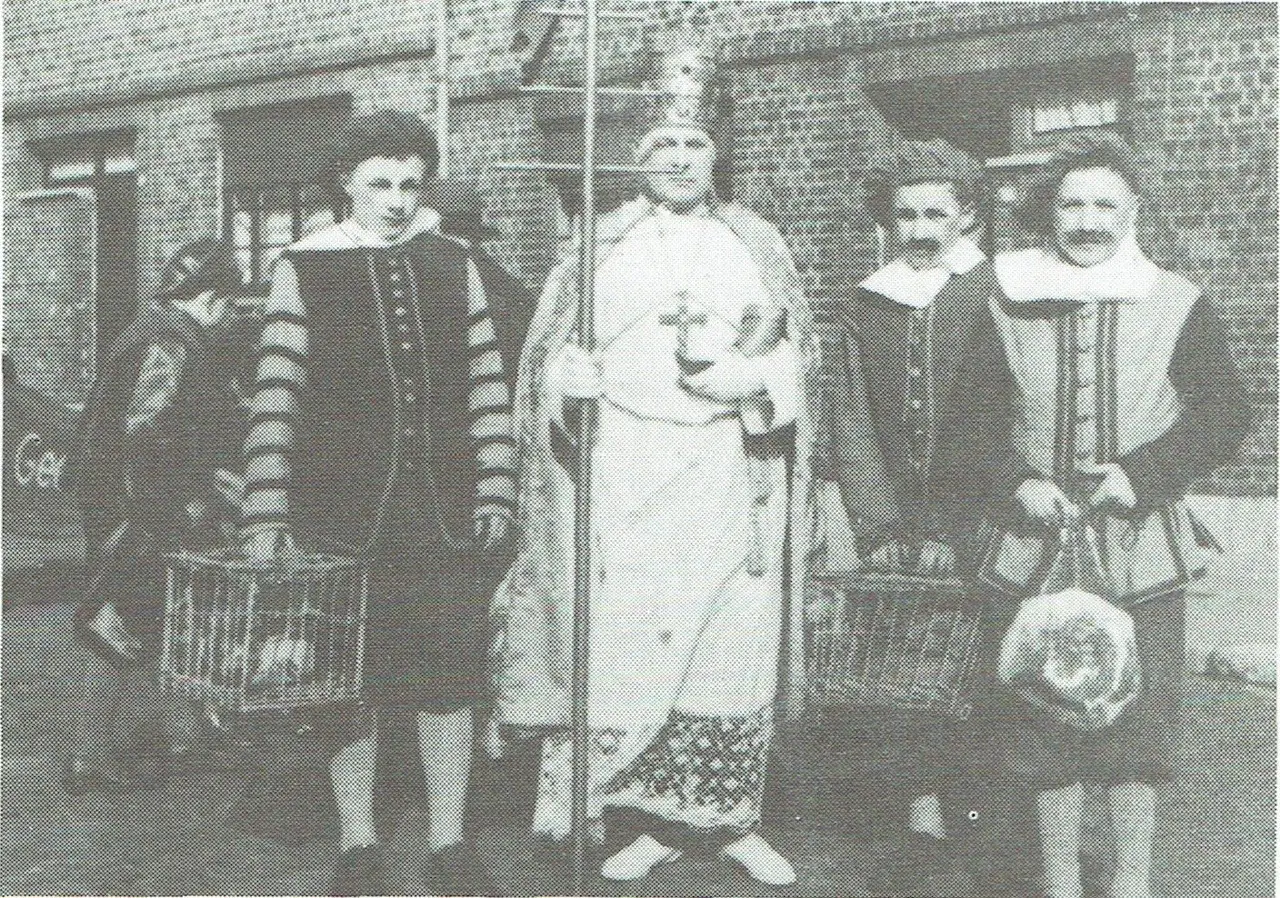 Die Corneliusgruppe mit Bauern und lebenden Opfergaben beim Empfang von Pfarrer De Bruyn (1952).