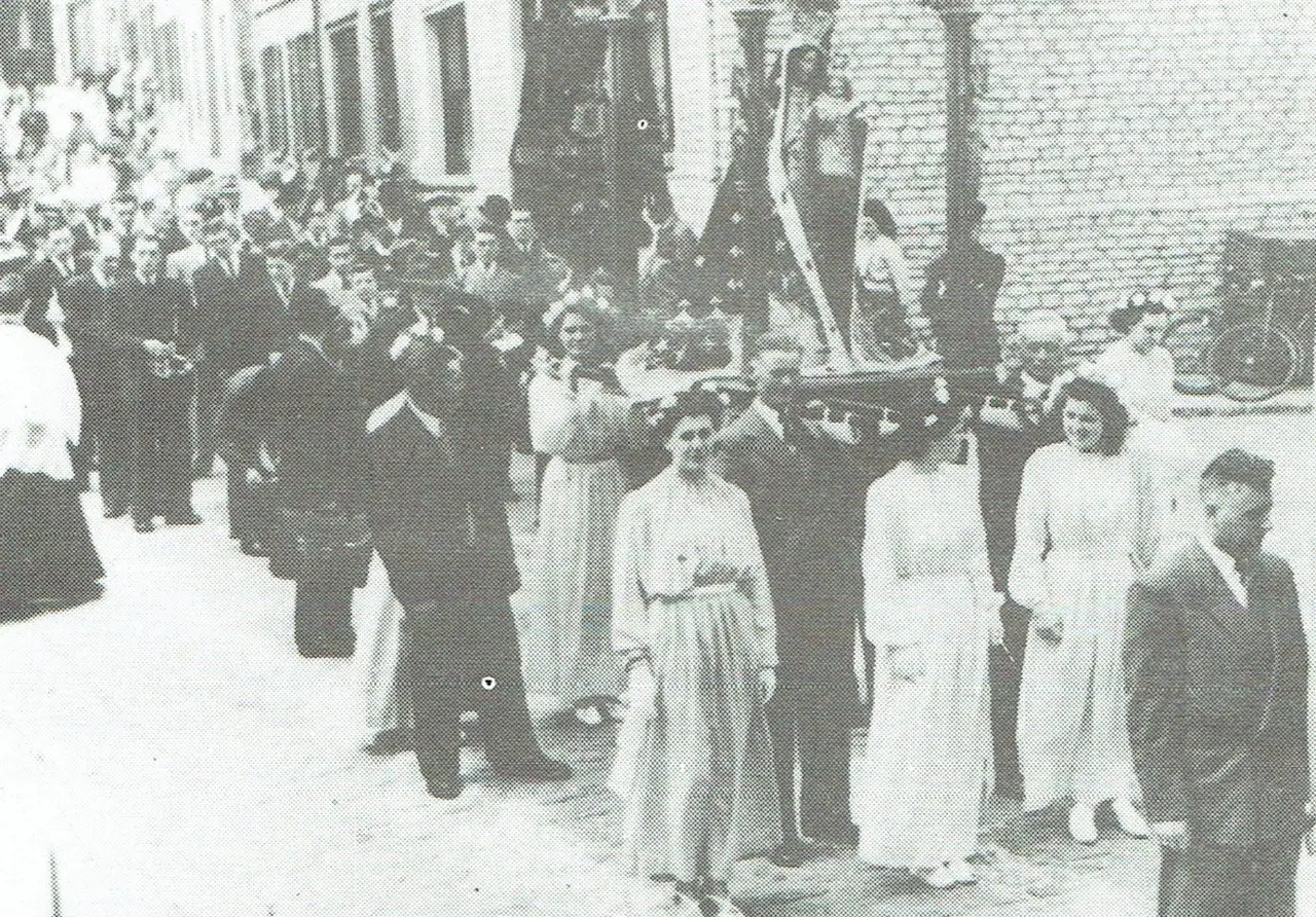 Prozessionsgruppen bereit zum Aufbruch in der Kosterstraat (1950).