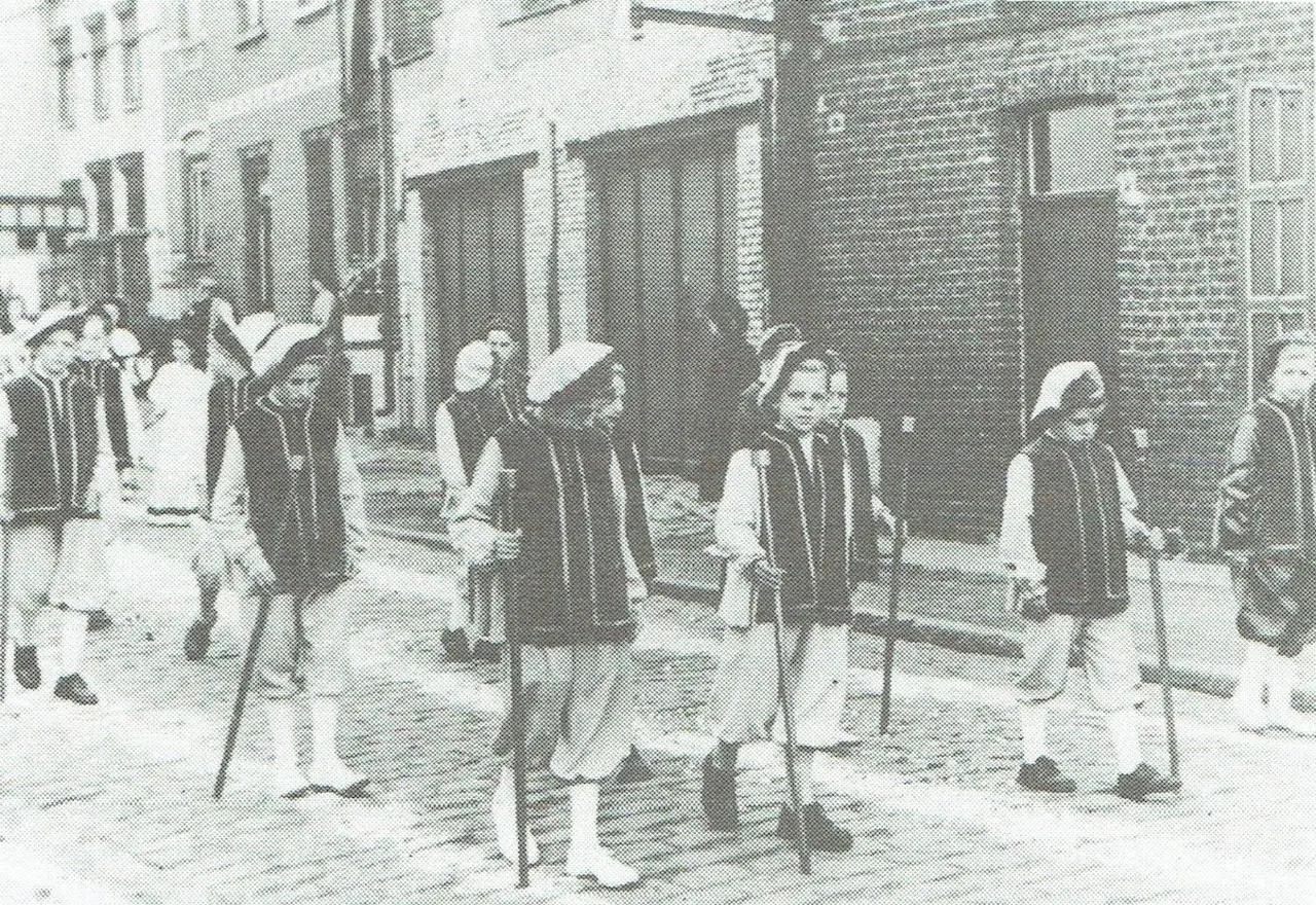 Die Pagen in der Prozession durch die Molenstraat (1950).