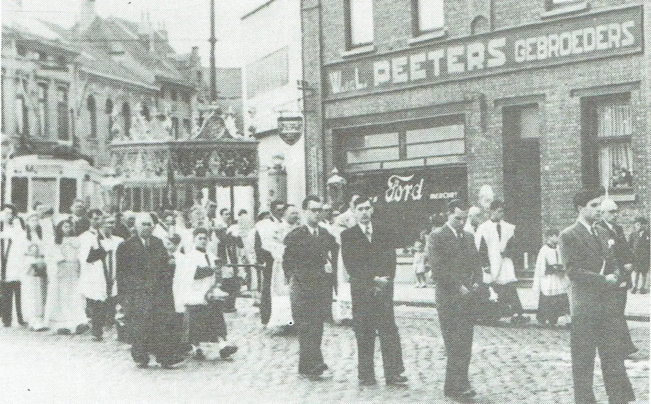 Prozession um 1950; hinter dem Baldachin kommt die Straßenbahn.