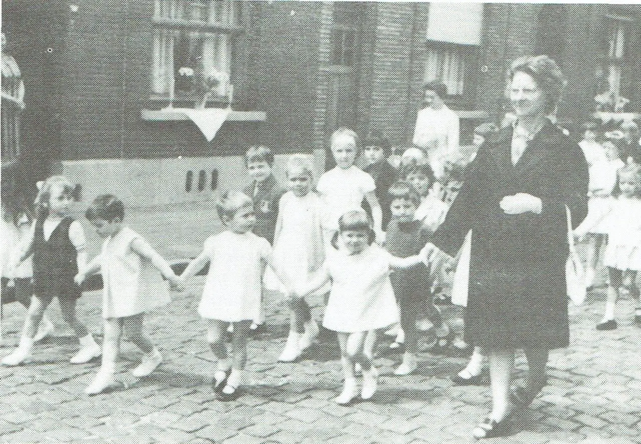 Kleinkinder in der Prozession (1964).