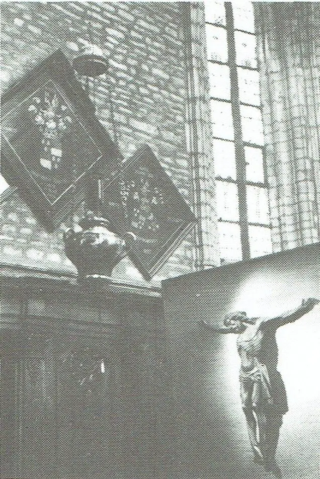 Totenschilde und Kruzifix im Altarraum.