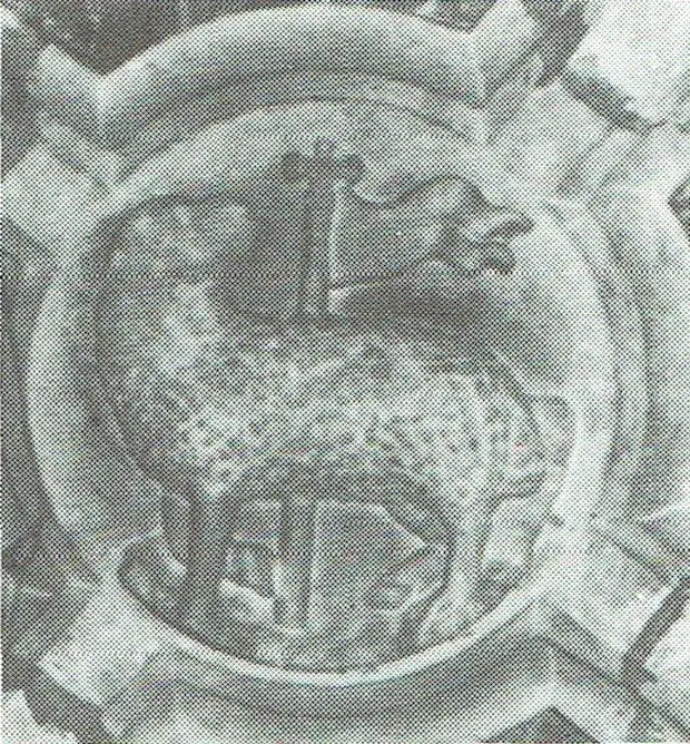 Schlussstein: das Lamm Gottes unter dem Turm.