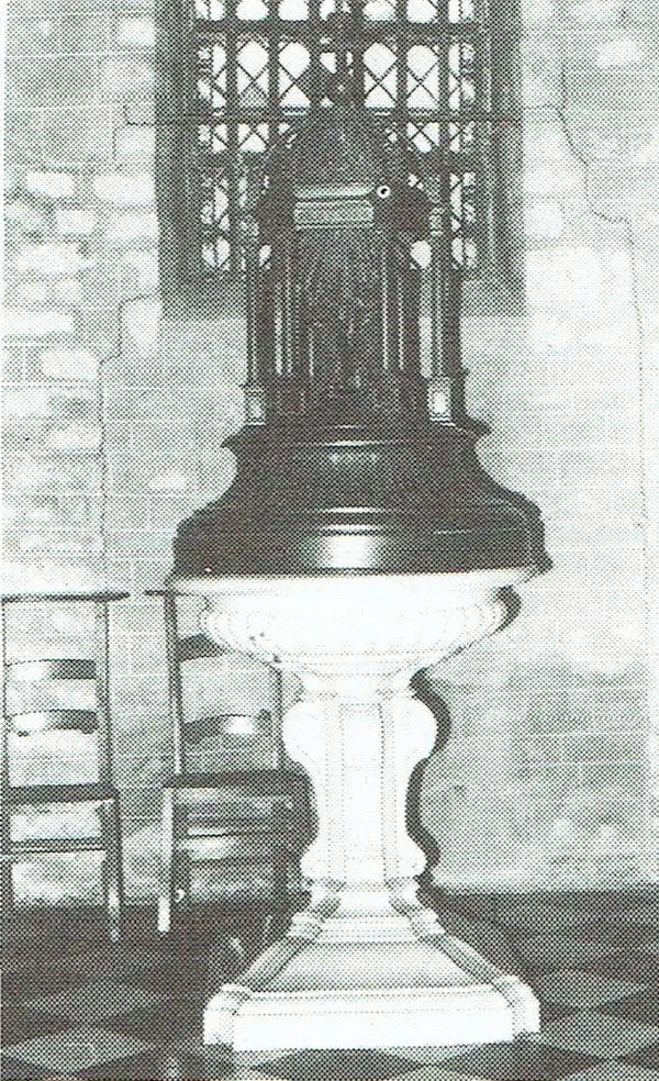 Das Taufbecken (1543) auf seinem Marmorfuß (1861).