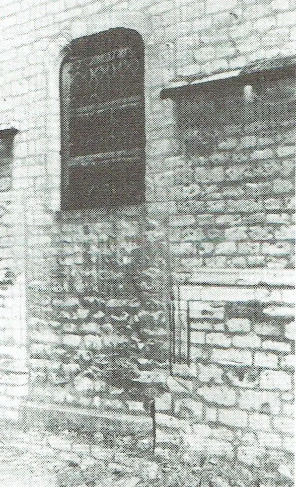 Die Südvorhalle, 1674 zugemauert, wurde 1775 Taufkapelle.