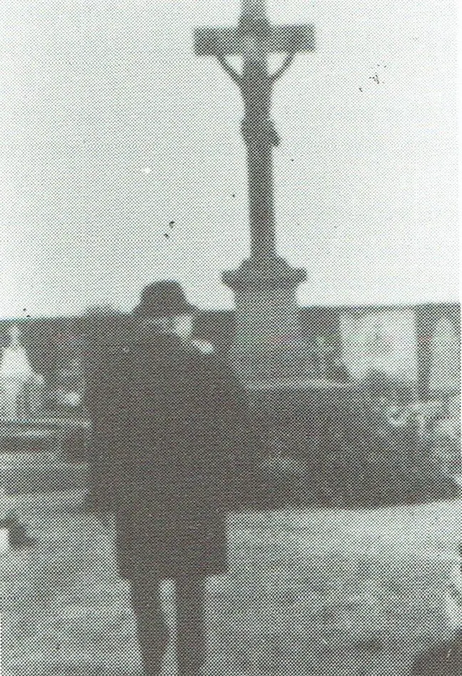 Das Friedhofskreuz (1908).