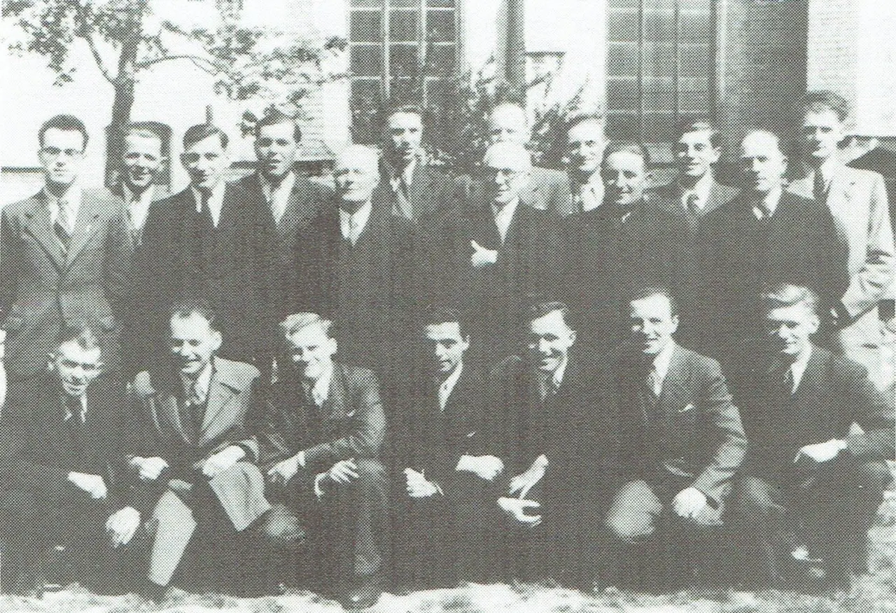 Kerkzangers rond dirigent Louis Peeters (1946).