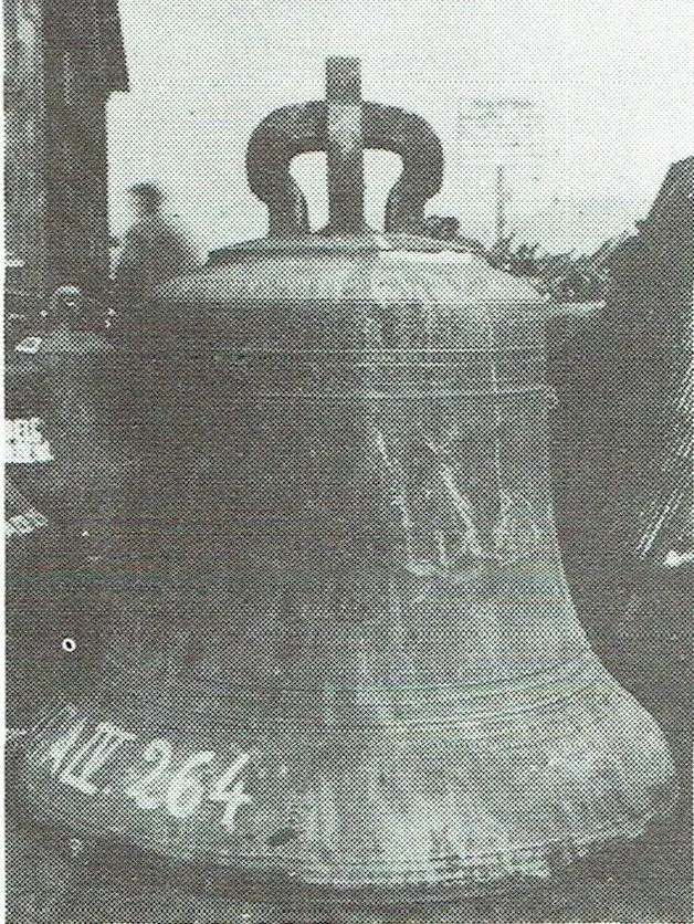 In 1943 roofden de Duitsers twee klokken uit de toren.