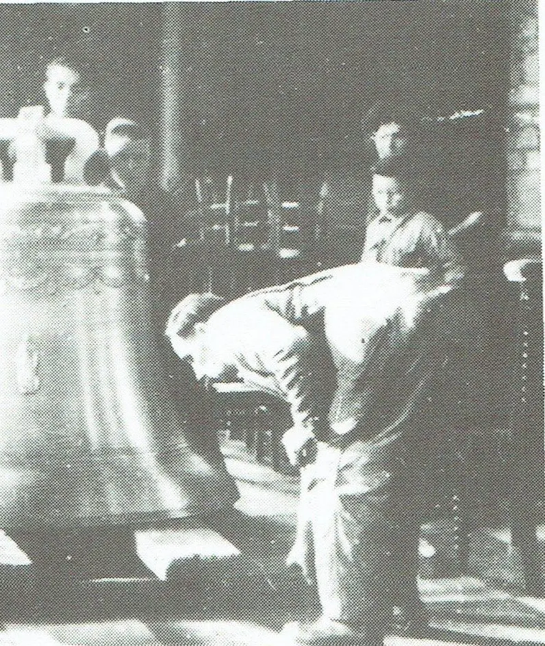 Voorbereidingen om de nieuwe klokken op te hangen (1951).