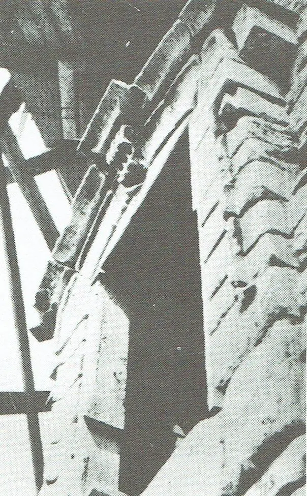 Instandsetzung eines Turmfensters (Detail).