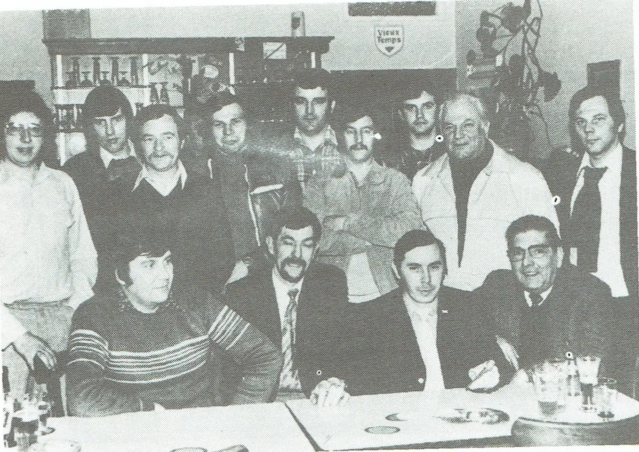 Bestuur en sympathisanten bij Wielerklub St.-Anna-Vooruit (1975).