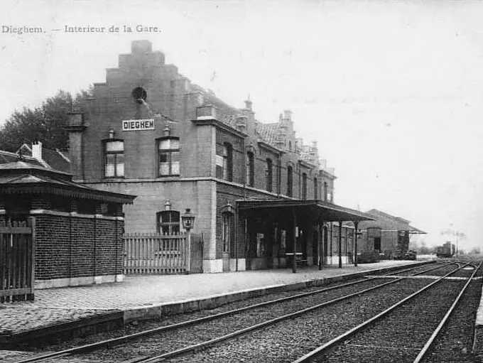 Oude prentkaart: perrons en sporen van het station van Diegem.