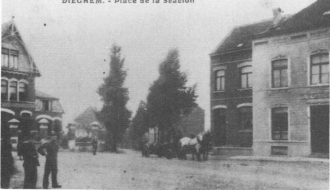 Der Bahnhofsplatz mit einem Brauereiwagen vor dem Café de la Gare (1905).
