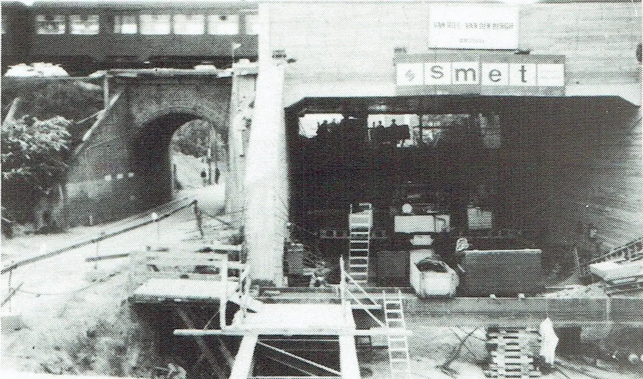 Der alte und der neue Bahntunnel an der Mommaertslaan (1973).